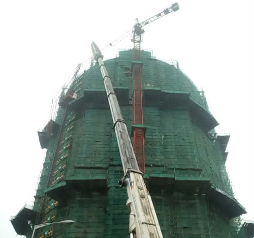从化吊车在工地上作业